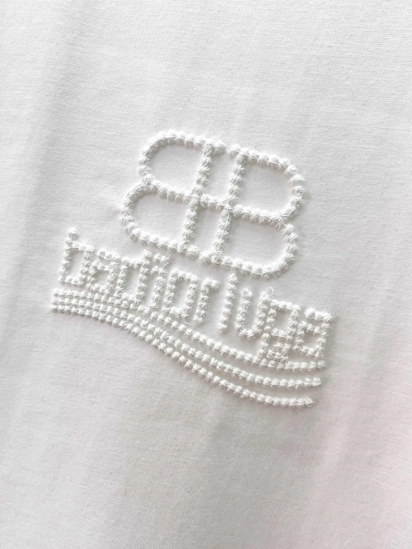 Balenciaga's high-end top-quality products 🐮2026 Spring and Summer New Arrival first counter, the latest New Arrival short-sleeved round neck T-shirt, Premium customized design, avant-garde and fashionable! Brand logo heavy craftsmanship design Premium customized 260g fabric. Soft to the touch. Comfortable to wear. Counter-level exquisite stitching. Fine workmanship. The upper body effect is incomparably handsome! A must-have item for men and women with the same style! Sizes: S~XXL When placing an order, please state your height and weight. The maximum wearing size is 210 pounds (one size larger)